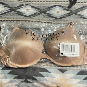 Brand new. Gorgeous Victoria’s Secret bra.